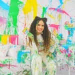 Paula Stephânia Instagram - 🎨🎨🎨Arrasta para pintar tudo! Hahhah juro que não fui eu maaaaaae! Vem aí o clipe da minha nova música! “A cor que você pinta”! Já disponível em todas as plataformas de streaming!!!
