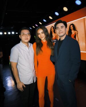 Paulo Avelino Instagram - Love or Career? ❤️ #Elevator

A fun media con with @pauavelino and director @philipking.rein ❣️ 

Meet Jared and Bettina, 2 overseas workers trying to achieve their dreams, meeting each other in a crossroad, making them realise and choose what matters the most to them in life

#Elevator will premiere in cinemas on April 24 nationwide!