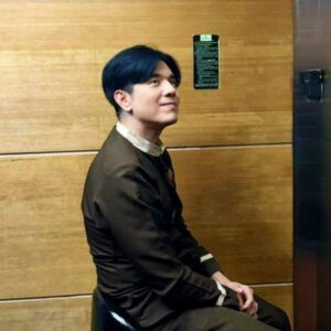 Paulo Avelino Instagram - Elevator Boy For A Day by @pauavelino
What if pagsakay mo ng elevator, si Paulo Avelino ang bumungad sa'yo? Up? Down? Bababa ka pa ba?

Watch as Paulo Avelino pranks the shoppers at SM Megamall.

#ElevatorTheMovie