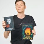 Pavel Volya Instagram - Иногда я пишу. Для себя. Просто пишу - и все. Для меня это удивительно, что из моего увлечения уже появилось аж 3 книги. Стихотворения в сборнике «Стихи. Мысли. Обрывки» написаны в разные годы, в разном настроении в разных местах, по разным причинам, а иногда и без них. А книги «Петтерсы: Дети океанов» и «Петтерсы: Дети гор» мы придумывали всей семьей. Это истории для всей семьи. Взрослые книги для детей, детские книги для взрослых. Сегодня в честь Всемирного Дня книги на все эти произведения действует скидка до 50% на сайте VOLYABOOK.RU и в магазине @volyawear. Читайте, дарите, делитесь впечатлениями. Erid: 2SDnjdBm19s Реклама. ООО «Воля Веар». ИНН: 7727425986.