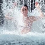 Paz Bascuñan Instagram - ¿Sabías que las termas son fuentes naturales de agua caliente que se han utilizado durante siglos para mejorar la salud y el bienestar? Una de las principales ventajas de bañarse en una terma es su capacidad para relajar los músculos y bajar el estrés. Ayuda a mejorar la circulación sanguínea, reduce la inflamación y el dolor muscular. También a liberar endorfinas, lo que mejora tu ánimo y alivia cualquier ansiedad! 🙌❤️💃 ¡ Al agua pato babies! Si tienes la oportunidad de visitar una terma, disfruta sus beneficios. ¡No te vas a arrepentir! #terma #aguacaliente #relax #salud #bienestar #escapada de #sabado