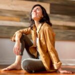 Paz Bascuñan Instagram - ¿Algo más rico que el solicito de otoño ? …Rico y necesario, porque cuando los rayos UV de la luz solar se encuentran con la piel, se produce una forma temprana de vitamina D que viaja a los riñones a través del hígado, donde se procesa para obtener vitamina D activa. Maravillas de cómo funcionamos. #cuerpo #sol #piel #salud #bienestar Y sí … sé que me van a preguntar por mi camisa: Diseño chileno precioso y cómodo 🙌Les comparto el dato 😉 @bor.boutique ❤️ Viernes feliz a cada un@ 💃