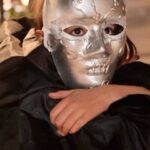 Paz Bascuñan Instagram - Mi hija ama Halloween. Semanas antes empieza a trabajar, pintando, cortando, creando, es tanta la ilusión que siempre nos suma a su entusiasmo. Anoche salimos a recorrer las calles. Más que nunca me conmovieron los niños, en vez de pedir dulces te ofrecían los que tenían, felices, de la mano de sus padres, viviendo una experiencia familiar en la calle. En medio de la adversidad, siempre hay de donde agarrarse, pensé. Llevo semanas con la imagen de los cientos de niños y niñas de la guerra, los que ya no tienen quien los tome de la mano. ¿Cómo es posible que la barbarie y la belleza coexisten al mismo tiempo? Supongo que por eso no sucumbimos al dolor y seguimos levantándonos, creyendo día tras día que la bondad le gana al odio, que la belleza le ganará al horror. Que así sea . 🙌 Que los que ya no están aquí nos iluminen. Feliz día de muertos ❤️