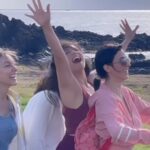 Paz Bascuñan Instagram - Cuando el trabajo y el goce van tomados tan fuerte de la mano… sólo queda dar gracias a la vida!!! Gracias público maravilloso de Rapa Nui. Gracias equipo que hace que esto sea posible. Viajar con amigas/actrices talentosas y profesionales, con buen corazón y buen humor, esto es lujo. Le sumamos paisajes soñados, gente encantadora, un equipo atómico, juntos dando nuestra obra #sosmamis. Un proyecto que nació en pandemia de las puras ganas de acompañar a través del humor a otras mujeres. Sueños cumplidos. Uno tras otro. Solo infinita gratitud 🙏 🙏🙏🙏🙏🙏🙏🙏🙏🙏🙏🙏🙏 #graciasalavidaquemehadadotanto #gira #teatro #actrices #rapanui #risas #goce