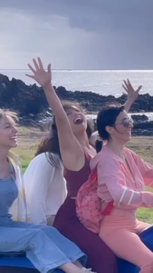 Paz Bascuñan Instagram - Cuando el trabajo y el goce van tomados tan fuerte de la mano… sólo queda dar gracias a la vida!!!
Gracias público maravilloso de Rapa Nui. Gracias equipo que hace que esto sea posible. 
Viajar con amigas/actrices talentosas y profesionales, con buen corazón y buen humor, esto es lujo. Le sumamos paisajes soñados,  gente encantadora, un equipo atómico, juntos dando nuestra obra #sosmamis. Un proyecto que nació en pandemia de las puras ganas de acompañar a través del humor a otras mujeres. 
Sueños cumplidos. Uno tras otro. 
Solo infinita gratitud
🙏 🙏🙏🙏🙏🙏🙏🙏🙏🙏🙏🙏🙏

#graciasalavidaquemehadadotanto
#gira #teatro #actrices #rapanui #risas #goce
