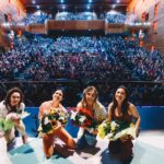 Paz Bascuñan Instagram - ¡Despertamos con el corazón repleto ❤️! Anoche estrenamos en el Teatro Regional de Talca, sueño cumplido, encontramos en cuerpo y alma con más de mil personas para gozar de una noche feliz 💃🌞🙌 Somos madres, somos amigas, somos actrices, que hace tres años quisimos crear algo para acompañarnos y acompañar a otr@s en la crianza. De esa necesidad nació una serie, un libro, una película, obras on line en pandemia y ahora una obra de teatro que ayer comenzó su gira por Chile con un público maravilloso❤️ Hoy nos vemos en Chillán!!! Gracias a todos los que han sido parte de esta aventura maravillosa 🙌 @tamaraacostazambra @loretoaravena @jennycavallooficial @alexismo @personajerealista @maneswett @sos.mamis @putanicoweon @mikiasensio @asturianadefilms @boris.quercia @bayoproducciones @gabrielasobarzom @anton. @aleschmidt_libros @cheposepulvedae @piagarridovaillant #encontrarnos #unafiesta #sosmamisteatro #sosmamisgira #chile #teatro #viajar #gozar