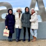 Paz Bascuñan Instagram - Gracias por todo el cariño, los abrazos, el cuidado, la ternura y el amor. Fue un cumpleaños inolvidable. Punta Arenas una ciudad preciosa, un público maravilloso, mi hija adorada acompañándome, amigas dulces y generosas, un equipo entrañable. Soy muy afortunada . Gracias siempre @bayoproducciones @dani_serramaggi @tamaraacostazambra @loretoaravena @jennycavallooficial @sos.mamis @alexismo @putanicoweon
