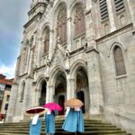 Paz Bascuñan Instagram - Avilés en 10 imágenes. En Avilés me nace sacar fotos a cielos, esquinas, momentos, reflejos… Hay algo en la luz de esta ciudad que hace que los colores vibren y eso atrapa. ¿Será la lluvia frecuente que hace que todo esté tan limpio y vivo? Avilés es una ciudad a escala humana. Cuando alguien muere ponen “esquelas” en las paredes avisándole a la comunidad que esa persona se ha ido. Viejos y jóvenes se detienen a leerlas, porque aunque son 80.000 habitantes, se relacionan como comunidad. Este viaje relámpago, en medio de la gira de teatro de #sosmamis, imaginé sería agotador, en cambio ha sido una inyección de energía. RESPIRAR. Y pienso en Santiago de Chile, el aire que respiro en mi ciudad. Los colores apagados por ese velo gris que lo cubre todo. Nuestra cordillera es preciosa … sí… una maravilla …cuando se ve. Lo más básico y sustancial: el aire que respiramos , es malo. ¿La culpa la tiene el valle y su mala ventilación? ¿las empresas? ¿las políticas de estado? ¿la sobrepoblación? ¿nuestros hábitos?… Mi vecino prende el carbón porque tiene derecho a parrillar… total … su contaminación no hará la diferencia. Yo llevo a mis niños al colegio en auto en vez de hacer turno con mi vecina…total … mi contaminación no hará la diferencia. ¿Qué será lo que finalmente haga la diferencia para que tengamos inviernos sin nuestr@s viej@s e hij@s enfermos? Dicen que los seres humanos nos acostumbramos a todo. Aún no me acostumbro. Quizá por eso saco tantas fotos en las ciudades donde cada inhalación es un regalo. #gracias #aviles #respirar #tomarconciencia #hacerladiferencia #comunidad #nuevoshábitos #urgencia