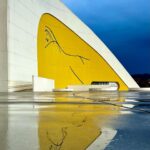 Paz Bascuñan Instagram - Avilés en 10 imágenes. En Avilés me nace sacar fotos a cielos, esquinas, momentos, reflejos… Hay algo en la luz de esta ciudad que hace que los colores vibren y eso atrapa. ¿Será la lluvia frecuente que hace que todo esté tan limpio y vivo? Avilés es una ciudad a escala humana. Cuando alguien muere ponen “esquelas” en las paredes avisándole a la comunidad que esa persona se ha ido. Viejos y jóvenes se detienen a leerlas, porque aunque son 80.000 habitantes, se relacionan como comunidad. Este viaje relámpago, en medio de la gira de teatro de #sosmamis, imaginé sería agotador, en cambio ha sido una inyección de energía. RESPIRAR. Y pienso en Santiago de Chile, el aire que respiro en mi ciudad. Los colores apagados por ese velo gris que lo cubre todo. Nuestra cordillera es preciosa … sí… una maravilla …cuando se ve. Lo más básico y sustancial: el aire que respiramos , es malo. ¿La culpa la tiene el valle y su mala ventilación? ¿las empresas? ¿las políticas de estado? ¿la sobrepoblación? ¿nuestros hábitos?… Mi vecino prende el carbón porque tiene derecho a parrillar… total … su contaminación no hará la diferencia. Yo llevo a mis niños al colegio en auto en vez de hacer turno con mi vecina…total … mi contaminación no hará la diferencia. ¿Qué será lo que finalmente haga la diferencia para que tengamos inviernos sin nuestr@s viej@s e hij@s enfermos? Dicen que los seres humanos nos acostumbramos a todo. Aún no me acostumbro. Quizá por eso saco tantas fotos en las ciudades donde cada inhalación es un regalo. #gracias #aviles #respirar #tomarconciencia #hacerladiferencia #comunidad #nuevoshábitos #urgencia