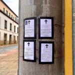 Paz Bascuñan Instagram - Avilés en 10 imágenes. En Avilés me nace sacar fotos a cielos, esquinas, momentos, reflejos… Hay algo en la luz de esta ciudad que hace que los colores vibren y eso atrapa. ¿Será la lluvia frecuente que hace que todo esté tan limpio y vivo? Avilés es una ciudad a escala humana. Cuando alguien muere ponen “esquelas” en las paredes avisándole a la comunidad que esa persona se ha ido. Viejos y jóvenes se detienen a leerlas, porque aunque son 80.000 habitantes, se relacionan como comunidad. Este viaje relámpago, en medio de la gira de teatro de #sosmamis, imaginé sería agotador, en cambio ha sido una inyección de energía. RESPIRAR. Y pienso en Santiago de Chile, el aire que respiro en mi ciudad. Los colores apagados por ese velo gris que lo cubre todo. Nuestra cordillera es preciosa … sí… una maravilla …cuando se ve. Lo más básico y sustancial: el aire que respiramos , es malo. ¿La culpa la tiene el valle y su mala ventilación? ¿las empresas? ¿las políticas de estado? ¿la sobrepoblación? ¿nuestros hábitos?… Mi vecino prende el carbón porque tiene derecho a parrillar… total … su contaminación no hará la diferencia. Yo llevo a mis niños al colegio en auto en vez de hacer turno con mi vecina…total … mi contaminación no hará la diferencia. ¿Qué será lo que finalmente haga la diferencia para que tengamos inviernos sin nuestr@s viej@s e hij@s enfermos? Dicen que los seres humanos nos acostumbramos a todo. Aún no me acostumbro. Quizá por eso saco tantas fotos en las ciudades donde cada inhalación es un regalo. #gracias #aviles #respirar #tomarconciencia #hacerladiferencia #comunidad #nuevoshábitos #urgencia