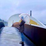 Paz Bascuñan Instagram - Avilés en 10 imágenes. En Avilés me nace sacar fotos a cielos, esquinas, momentos, reflejos… Hay algo en la luz de esta ciudad que hace que los colores vibren y eso atrapa. ¿Será la lluvia frecuente que hace que todo esté tan limpio y vivo? Avilés es una ciudad a escala humana. Cuando alguien muere ponen “esquelas” en las paredes avisándole a la comunidad que esa persona se ha ido. Viejos y jóvenes se detienen a leerlas, porque aunque son 80.000 habitantes, se relacionan como comunidad. Este viaje relámpago, en medio de la gira de teatro de #sosmamis, imaginé sería agotador, en cambio ha sido una inyección de energía. RESPIRAR. Y pienso en Santiago de Chile, el aire que respiro en mi ciudad. Los colores apagados por ese velo gris que lo cubre todo. Nuestra cordillera es preciosa … sí… una maravilla …cuando se ve. Lo más básico y sustancial: el aire que respiramos , es malo. ¿La culpa la tiene el valle y su mala ventilación? ¿las empresas? ¿las políticas de estado? ¿la sobrepoblación? ¿nuestros hábitos?… Mi vecino prende el carbón porque tiene derecho a parrillar… total … su contaminación no hará la diferencia. Yo llevo a mis niños al colegio en auto en vez de hacer turno con mi vecina…total … mi contaminación no hará la diferencia. ¿Qué será lo que finalmente haga la diferencia para que tengamos inviernos sin nuestr@s viej@s e hij@s enfermos? Dicen que los seres humanos nos acostumbramos a todo. Aún no me acostumbro. Quizá por eso saco tantas fotos en las ciudades donde cada inhalación es un regalo. #gracias #aviles #respirar #tomarconciencia #hacerladiferencia #comunidad #nuevoshábitos #urgencia