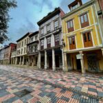 Paz Bascuñan Instagram - Avilés en 10 imágenes. En Avilés me nace sacar fotos a cielos, esquinas, momentos, reflejos… Hay algo en la luz de esta ciudad que hace que los colores vibren y eso atrapa. ¿Será la lluvia frecuente que hace que todo esté tan limpio y vivo? Avilés es una ciudad a escala humana. Cuando alguien muere ponen “esquelas” en las paredes avisándole a la comunidad que esa persona se ha ido. Viejos y jóvenes se detienen a leerlas, porque aunque son 80.000 habitantes, se relacionan como comunidad. Este viaje relámpago, en medio de la gira de teatro de #sosmamis, imaginé sería agotador, en cambio ha sido una inyección de energía. RESPIRAR. Y pienso en Santiago de Chile, el aire que respiro en mi ciudad. Los colores apagados por ese velo gris que lo cubre todo. Nuestra cordillera es preciosa … sí… una maravilla …cuando se ve. Lo más básico y sustancial: el aire que respiramos , es malo. ¿La culpa la tiene el valle y su mala ventilación? ¿las empresas? ¿las políticas de estado? ¿la sobrepoblación? ¿nuestros hábitos?… Mi vecino prende el carbón porque tiene derecho a parrillar… total … su contaminación no hará la diferencia. Yo llevo a mis niños al colegio en auto en vez de hacer turno con mi vecina…total … mi contaminación no hará la diferencia. ¿Qué será lo que finalmente haga la diferencia para que tengamos inviernos sin nuestr@s viej@s e hij@s enfermos? Dicen que los seres humanos nos acostumbramos a todo. Aún no me acostumbro. Quizá por eso saco tantas fotos en las ciudades donde cada inhalación es un regalo. #gracias #aviles #respirar #tomarconciencia #hacerladiferencia #comunidad #nuevoshábitos #urgencia