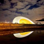 Paz Bascuñan Instagram - Avilés en 10 imágenes. En Avilés me nace sacar fotos a cielos, esquinas, momentos, reflejos… Hay algo en la luz de esta ciudad que hace que los colores vibren y eso atrapa. ¿Será la lluvia frecuente que hace que todo esté tan limpio y vivo? Avilés es una ciudad a escala humana. Cuando alguien muere ponen “esquelas” en las paredes avisándole a la comunidad que esa persona se ha ido. Viejos y jóvenes se detienen a leerlas, porque aunque son 80.000 habitantes, se relacionan como comunidad. Este viaje relámpago, en medio de la gira de teatro de #sosmamis, imaginé sería agotador, en cambio ha sido una inyección de energía. RESPIRAR. Y pienso en Santiago de Chile, el aire que respiro en mi ciudad. Los colores apagados por ese velo gris que lo cubre todo. Nuestra cordillera es preciosa … sí… una maravilla …cuando se ve. Lo más básico y sustancial: el aire que respiramos , es malo. ¿La culpa la tiene el valle y su mala ventilación? ¿las empresas? ¿las políticas de estado? ¿la sobrepoblación? ¿nuestros hábitos?… Mi vecino prende el carbón porque tiene derecho a parrillar… total … su contaminación no hará la diferencia. Yo llevo a mis niños al colegio en auto en vez de hacer turno con mi vecina…total … mi contaminación no hará la diferencia. ¿Qué será lo que finalmente haga la diferencia para que tengamos inviernos sin nuestr@s viej@s e hij@s enfermos? Dicen que los seres humanos nos acostumbramos a todo. Aún no me acostumbro. Quizá por eso saco tantas fotos en las ciudades donde cada inhalación es un regalo. #gracias #aviles #respirar #tomarconciencia #hacerladiferencia #comunidad #nuevoshábitos #urgencia