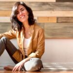 Paz Bascuñan Instagram - ¿Algo más rico que el solicito de otoño ? …Rico y necesario, porque cuando los rayos UV de la luz solar se encuentran con la piel, se produce una forma temprana de vitamina D que viaja a los riñones a través del hígado, donde se procesa para obtener vitamina D activa. Maravillas de cómo funcionamos. #cuerpo #sol #piel #salud #bienestar Y sí … sé que me van a preguntar por mi camisa: Diseño chileno precioso y cómodo 🙌Les comparto el dato 😉 @bor.boutique ❤️ Viernes feliz a cada un@ 💃