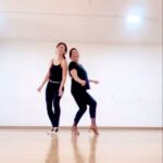 Paz Bascuñan Instagram – ✅Llueve, truene o relampaguee nos juntamos a bailar un ratito 💃💃💃 

Con @glory_972glo  sabemos que empezar el día con algo que te gusta, hace la diferencia.

¿Cómo te gustaría partir tu  día? #dateuntiempo 

Y si tus mañanas son muy intensas  @glo.benavides.clases tiene clases maravillosas también en las tardes, no importa si bailas bien o mal, lo único que importa es el espíritu!

⚡️⚡️⚡️#ballroomlatino #ladies #baile #goce #chicas #amistad #escuela #academia #ballroomdance #samba #ballroomchile