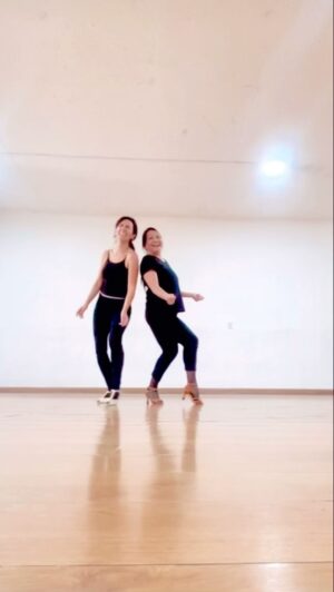 Paz Bascuñan Instagram - ✅Llueve, truene o relampaguee nos juntamos a bailar un ratito 💃💃💃 

Con @glory_972glo  sabemos que empezar el día con algo que te gusta, hace la diferencia.

¿Cómo te gustaría partir tu  día? #dateuntiempo 

Y si tus mañanas son muy intensas  @glo.benavides.clases tiene clases maravillosas también en las tardes, no importa si bailas bien o mal, lo único que importa es el espíritu!

⚡️⚡️⚡️#ballroomlatino #ladies #baile #goce #chicas #amistad #escuela #academia #ballroomdance #samba #ballroomchile