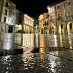 Paz Bascuñan Instagram - Avilés en 10 imágenes. En Avilés me nace sacar fotos a cielos, esquinas, momentos, reflejos… Hay algo en la luz de esta ciudad que hace que los colores vibren y eso atrapa. ¿Será la lluvia frecuente que hace que todo esté tan limpio y vivo? Avilés es una ciudad a escala humana. Cuando alguien muere ponen “esquelas” en las paredes avisándole a la comunidad que esa persona se ha ido. Viejos y jóvenes se detienen a leerlas, porque aunque son 80.000 habitantes, se relacionan como comunidad. Este viaje relámpago, en medio de la gira de teatro de #sosmamis, imaginé sería agotador, en cambio ha sido una inyección de energía. RESPIRAR. Y pienso en Santiago de Chile, el aire que respiro en mi ciudad. Los colores apagados por ese velo gris que lo cubre todo. Nuestra cordillera es preciosa … sí… una maravilla …cuando se ve. Lo más básico y sustancial: el aire que respiramos , es malo. ¿La culpa la tiene el valle y su mala ventilación? ¿las empresas? ¿las políticas de estado? ¿la sobrepoblación? ¿nuestros hábitos?… Mi vecino prende el carbón porque tiene derecho a parrillar… total … su contaminación no hará la diferencia. Yo llevo a mis niños al colegio en auto en vez de hacer turno con mi vecina…total … mi contaminación no hará la diferencia. ¿Qué será lo que finalmente haga la diferencia para que tengamos inviernos sin nuestr@s viej@s e hij@s enfermos? Dicen que los seres humanos nos acostumbramos a todo. Aún no me acostumbro. Quizá por eso saco tantas fotos en las ciudades donde cada inhalación es un regalo. #gracias #aviles #respirar #tomarconciencia #hacerladiferencia #comunidad #nuevoshábitos #urgencia