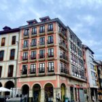 Paz Bascuñan Instagram - Avilés en 10 imágenes. En Avilés me nace sacar fotos a cielos, esquinas, momentos, reflejos… Hay algo en la luz de esta ciudad que hace que los colores vibren y eso atrapa. ¿Será la lluvia frecuente que hace que todo esté tan limpio y vivo? Avilés es una ciudad a escala humana. Cuando alguien muere ponen “esquelas” en las paredes avisándole a la comunidad que esa persona se ha ido. Viejos y jóvenes se detienen a leerlas, porque aunque son 80.000 habitantes, se relacionan como comunidad. Este viaje relámpago, en medio de la gira de teatro de #sosmamis, imaginé sería agotador, en cambio ha sido una inyección de energía. RESPIRAR. Y pienso en Santiago de Chile, el aire que respiro en mi ciudad. Los colores apagados por ese velo gris que lo cubre todo. Nuestra cordillera es preciosa … sí… una maravilla …cuando se ve. Lo más básico y sustancial: el aire que respiramos , es malo. ¿La culpa la tiene el valle y su mala ventilación? ¿las empresas? ¿las políticas de estado? ¿la sobrepoblación? ¿nuestros hábitos?… Mi vecino prende el carbón porque tiene derecho a parrillar… total … su contaminación no hará la diferencia. Yo llevo a mis niños al colegio en auto en vez de hacer turno con mi vecina…total … mi contaminación no hará la diferencia. ¿Qué será lo que finalmente haga la diferencia para que tengamos inviernos sin nuestr@s viej@s e hij@s enfermos? Dicen que los seres humanos nos acostumbramos a todo. Aún no me acostumbro. Quizá por eso saco tantas fotos en las ciudades donde cada inhalación es un regalo. #gracias #aviles #respirar #tomarconciencia #hacerladiferencia #comunidad #nuevoshábitos #urgencia