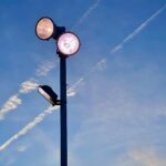 Paz Bascuñan Instagram - Avilés en 10 imágenes. En Avilés me nace sacar fotos a cielos, esquinas, momentos, reflejos… Hay algo en la luz de esta ciudad que hace que los colores vibren y eso atrapa. ¿Será la lluvia frecuente que hace que todo esté tan limpio y vivo? Avilés es una ciudad a escala humana. Cuando alguien muere ponen “esquelas” en las paredes avisándole a la comunidad que esa persona se ha ido. Viejos y jóvenes se detienen a leerlas, porque aunque son 80.000 habitantes, se relacionan como comunidad. Este viaje relámpago, en medio de la gira de teatro de #sosmamis, imaginé sería agotador, en cambio ha sido una inyección de energía. RESPIRAR. Y pienso en Santiago de Chile, el aire que respiro en mi ciudad. Los colores apagados por ese velo gris que lo cubre todo. Nuestra cordillera es preciosa … sí… una maravilla …cuando se ve. Lo más básico y sustancial: el aire que respiramos , es malo. ¿La culpa la tiene el valle y su mala ventilación? ¿las empresas? ¿las políticas de estado? ¿la sobrepoblación? ¿nuestros hábitos?… Mi vecino prende el carbón porque tiene derecho a parrillar… total … su contaminación no hará la diferencia. Yo llevo a mis niños al colegio en auto en vez de hacer turno con mi vecina…total … mi contaminación no hará la diferencia. ¿Qué será lo que finalmente haga la diferencia para que tengamos inviernos sin nuestr@s viej@s e hij@s enfermos? Dicen que los seres humanos nos acostumbramos a todo. Aún no me acostumbro. Quizá por eso saco tantas fotos en las ciudades donde cada inhalación es un regalo. #gracias #aviles #respirar #tomarconciencia #hacerladiferencia #comunidad #nuevoshábitos #urgencia