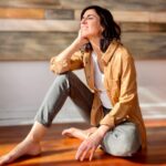 Paz Bascuñan Instagram - ¿Algo más rico que el solicito de otoño ? …Rico y necesario, porque cuando los rayos UV de la luz solar se encuentran con la piel, se produce una forma temprana de vitamina D que viaja a los riñones a través del hígado, donde se procesa para obtener vitamina D activa. Maravillas de cómo funcionamos. #cuerpo #sol #piel #salud #bienestar Y sí … sé que me van a preguntar por mi camisa: Diseño chileno precioso y cómodo 🙌Les comparto el dato 😉 @bor.boutique ❤️ Viernes feliz a cada un@ 💃