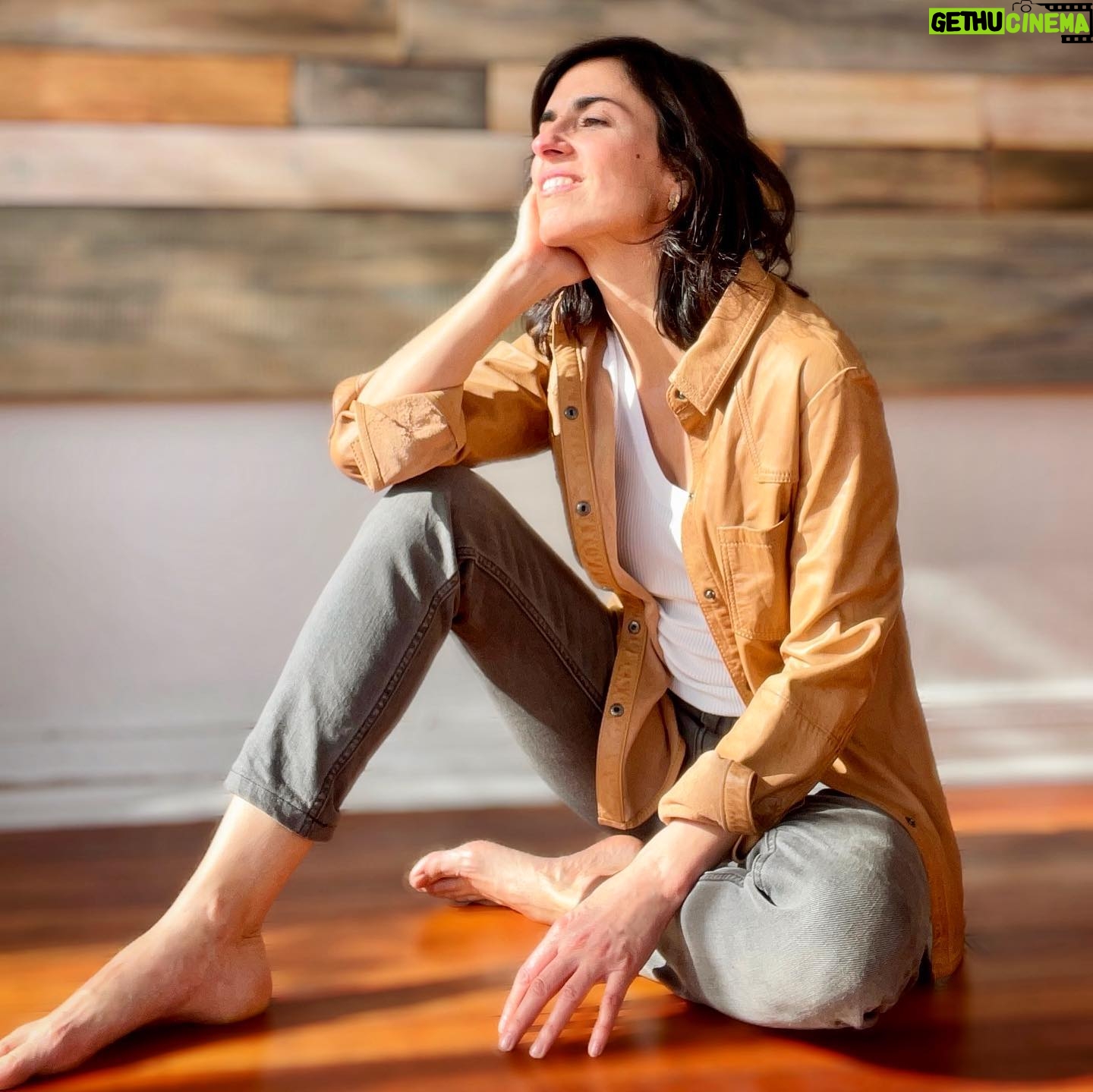 Paz Bascuñan Instagram - ¿Algo más rico que el solicito de otoño ? …Rico y necesario, porque cuando los rayos UV de la luz solar se encuentran con la piel, se produce una forma temprana de vitamina D que viaja a los riñones a través del hígado, donde se procesa para obtener vitamina D activa. Maravillas de cómo funcionamos. #cuerpo #sol #piel #salud #bienestar Y sí … sé que me van a preguntar por mi camisa: Diseño chileno precioso y cómodo 🙌Les comparto el dato 😉 @bor.boutique ❤️ Viernes feliz a cada un@ 💃