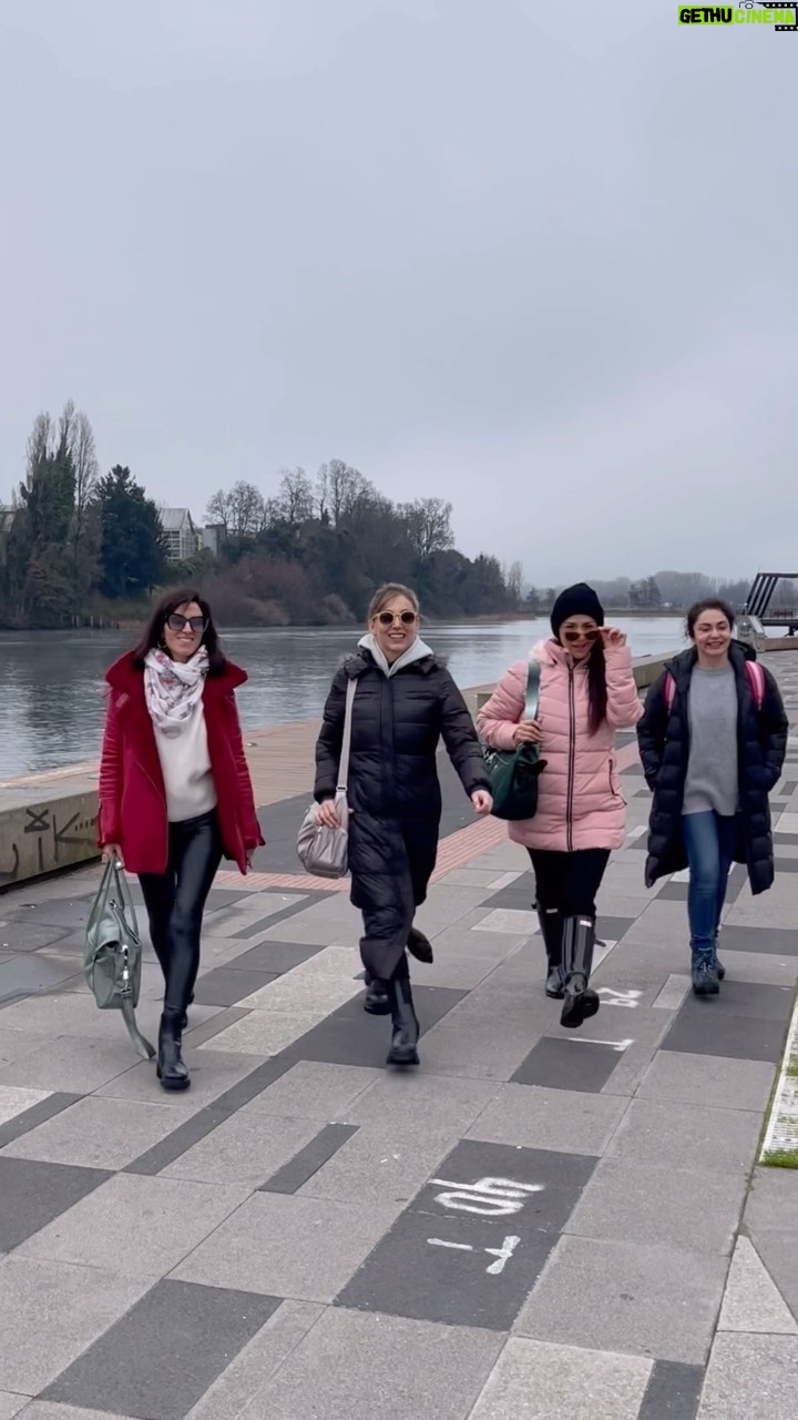 Paz Bascuñan Instagram - Siempre puro gozo con estas actrices extraordinarias y esta obra que nos hace encontrarnos con un público maravilloso ❤️❤️ ❤️ #valdivia una belleza! #gracias #funciónrepleta #risas #encuentro #gozamos #sosmamisteatro #sosmamislagira @bayoproducciones @tamaraacostazambra @jennycavallooficial @loretoaravena @sos.mamis