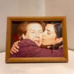 Paz Bascuñan Instagram - Hoy. Hace 2 años murió mi abuela. ¿Dos años es mucho o poco tiempo? Me parece ayer que pasaba a su casa como si fuera la mía. A encontrarme con ella, que era parte de mi. Mi espacio seguro. La base. La guarida. Donde todo es posible. Desde dormir siesta, a cucharear dulce de camote. No he vuelto a pasar por su casa. “Arrancar hacia adelante” …Hasta que dos años más tarde me detengo. El chaleco con el que me quedé, ya no tiene su olor. Pero su ausencia/ presencia se hace más fuerte cada día. En un espacio seguro. Sin casa, sin cuerpo, sin siesta, sin olor… pero donde la encuentro cada vez que la necesito. Gracias por quedarte en mi para siempre. Abuela mía.