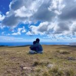 Paz Bascuñan Instagram - Perspectiva. Con mi hija llegamos al punto más alto de la isla a caballo. Mires donde mires, mar alrededor. Es tan evidente lo pequeñas que somos. El cielo y el mar, infinitos. Nos abrazamos. Todo está bien. #terevaka #rapanui #mirarconperspectiva