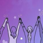Paz Bascuñan Instagram - Lo de ser mujer es una hazaña. Vaya existencia alucinante y compleja. En la menarquia, nuestra primera menstruacion, nos cambia el cuerpo y la personalidad, y cuando por fin ya nos hayamos, en la menopausia NOS VUELVE a cambiar el cuerpo y la personalidad. ¿Cuantas vidas, cuerpos, personalidades en una ? Adaptándonos mensualmente a cambios hormonales radicales que lo revuelven todo. Si lo elegimos, puede salir DE NUESTRO CUERPO un ser humano, a quien alimentamos con leche que nos sale de las tetas y sus células quedan en nuestro cuerpo y ya no volvemos a ser sólo nosotras, siempre seremos con ellos. Alucino con ser mujer. Una vez al mes sangramos, un rio entre las piernas. ¿Te imaginas a un hombre caminando con un pañal ensangrentado, por lo menos 5 días del mes? O en su defecto “la copita “, un vaso plástico enchufado que recolecta tu sangre y que tienes que vaciar en el baño del trabajo, siempre, sin dejar rastro… (para que ahondar en los “tampones”). Lo de ser mujer sólo podemos entenderlo las mujeres. Ser mujer ha sido festejar las victorias y llorar los dolores de mis amigas exactamente igual que si fueran míos, acompañarnos en cada etapa con la intensidad con que sólo las mujeres podemos acompañar. Ser mujer ha sido tener que pedir en el trabajo que me paguen lo mismo que al hombre que hace igual tarea. Ser mujer ha sido amar intensamente, gozar intensamente, sufrir intensamente, vivir intensamente. Me han dicho puta, maraca, perra, ídola, diosa, mala, bruja, buena, intensa, loca, sabia, rica, maga … he sido todas y ninguna a la vez. He sido mujer. Una mujer de HOY ,que es menos difícil que ser una mujer de antes… y espero que más difícil que SER una MUJER DEL MAÑANA. Gracias a todas las que han abierto caminos. #8marzo