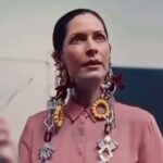 Paz Bascuñan Instagram - ¿De verdad lo necesito? ¿De verdad me va a dar felicidad o bien estar? ¿Por qué lo compro? ¿Qué quiero satisfacer? ¿Qué espacio quiero llenar? ¿Queda espacio? ¿Qué va a pasar con “mis compras” cuando yo me vaya? …Porque de la vida ni siquiera nos llevamos el cuerpo. ¿En que invertimos? ¿Para QUÉ trabajamos? ¿Para QUIÉN trabajamos? ¿Para saciar la ansiedad de tener? ¿Qué quiero tener? ¿Es una necesidad realmente mía o de un sistema que necesita que yo compre? ¿Lo que compro me nutre? ¿Nutre mi experiencia, mi cuerpo, mi creatividad, mi espíritu, mi espacio, mi camino…? ¿Te nacen preguntas después de ver “Too many” ? Pieza extraordinaria de Fabio de Frel hecho por Wolfstreet para Vinted sobre el consumismo actual. A mi sí. Cuéntame qué te leo. #sentido #consumo #conciencia