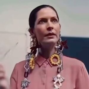 Paz Bascuñan Instagram - ¿De verdad lo necesito? 
¿De verdad me va a dar felicidad o bien estar? 
¿Por qué lo compro? 
¿Qué quiero satisfacer? 
¿Qué espacio quiero llenar? 
¿Queda espacio? 
¿Qué va a pasar con “mis compras” cuando yo me vaya? 
…Porque de la vida ni siquiera nos llevamos el cuerpo.
¿En que invertimos? 
¿Para QUÉ trabajamos? 
¿Para QUIÉN  trabajamos? 
¿Para saciar la ansiedad de tener? 
¿Qué quiero tener? 
¿Es una necesidad realmente mía o de un sistema que necesita que yo compre? 
¿Lo que compro me nutre?
¿Nutre mi experiencia, mi cuerpo, mi creatividad, mi espíritu, mi espacio, mi camino…? 

¿Te nacen preguntas después de ver “Too many” ? 
Pieza extraordinaria  de Fabio de Frel hecho por Wolfstreet para Vinted sobre el consumismo actual. 
A mi sí.
Cuéntame qué te leo. 
 #sentido #consumo #conciencia