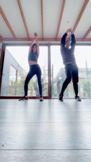 Paz Bascuñan Instagram - 🌞Baila o camina, elonga, muévete, aunque sea un ratito, pon música, respira, estamos vivos y eso se celebra. 
Con @franciscochavez1  lo sabemos y nos damos el tiempo
Buen domingo ❤️