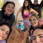 Paz Bascuñan Instagram - El tras bambalinas de lo que fue filmar @sos.mamis 2 💃💃💃💃💃que hoy gracias a ustedes está número 1 en @primevideo Chile. Gracias por este precioso primer día de estreno ❤️❤️❤️❤️ #cinechileno @tikigroup_