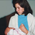 Paz Bascuñan Instagram - Sostener tu mano Ni tan fuerte que pueda dañarte, ni tan débil que no la sientas. Acompañarte Ni tanto, que no te deje crecer, ni tan poco que te sientas a la deriva. Contenerte Ni tanto que te quite libertad, ni tan poco que te sientas perdido… Amarte Cuidarte Valorarte Educarte Guiarte Escucharte … Ser mamá Ha sido intentar ser perfecta, pero rendirme en el camino. Quiero ser lo que puedo ser. Quiero ser su mamá. La que por algo les tocó y que intenta con el corazón ser LO SUFICIENTEMENTE BUENA ❤️ A mi mamá. Gracias por ser la mejor mamá para mi. La que necesitaba para ser quien soy. Te amo @maylwino Feliz día madres, a amarse cada una en su versión 🙌🙌🙌🙌❤️❤️❤️ #madres #felizdiamamá