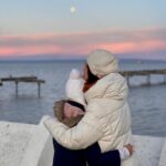 Paz Bascuñan Instagram - Gracias por todo el cariño, los abrazos, el cuidado, la ternura y el amor. Fue un cumpleaños inolvidable. Punta Arenas una ciudad preciosa, un público maravilloso, mi hija adorada acompañándome, amigas dulces y generosas, un equipo entrañable. Soy muy afortunada . Gracias siempre @bayoproducciones @dani_serramaggi @tamaraacostazambra @loretoaravena @jennycavallooficial @sos.mamis @alexismo @putanicoweon