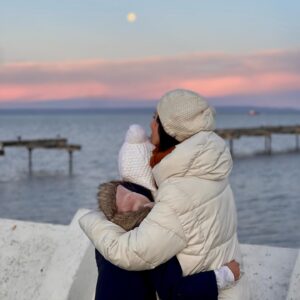 Paz Bascuñan Instagram - Gracias  por todo el cariño, los abrazos, el cuidado, la ternura y el amor. 
Fue un cumpleaños inolvidable. 
Punta Arenas una ciudad preciosa, un público maravilloso, mi hija adorada acompañándome, amigas dulces  y generosas, un equipo entrañable. Soy muy afortunada . Gracias siempre @bayoproducciones @dani_serramaggi @tamaraacostazambra @loretoaravena @jennycavallooficial @sos.mamis @alexismo @putanicoweon