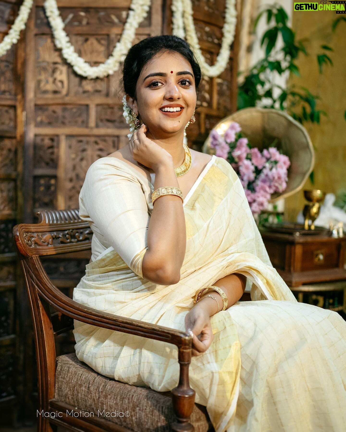 Pearle Maaney Instagram - Shradha’s Madhuramveppu function pics are here 🥰 ☺️ growing up together, and it feels beautiful to see each one grow and take new steps in life ❤️ we will always be there for each other 🥰 . PS : And would you believe me if I said I did her hair a make up? Well yea! . Click @magicmotionmedia . Styling @sabarinathk_ . Saree : @kanchivaram.in . Jewellery : @mayoorajewelerydesigns . Hair and make up for Shradha : Me 😎 (thinking of taking this up as a side hustle- what say guys?) Make up for me : I dint get time to do mine 😂 so that’s how dedicated I am as a make up artist you see 🤪🤪