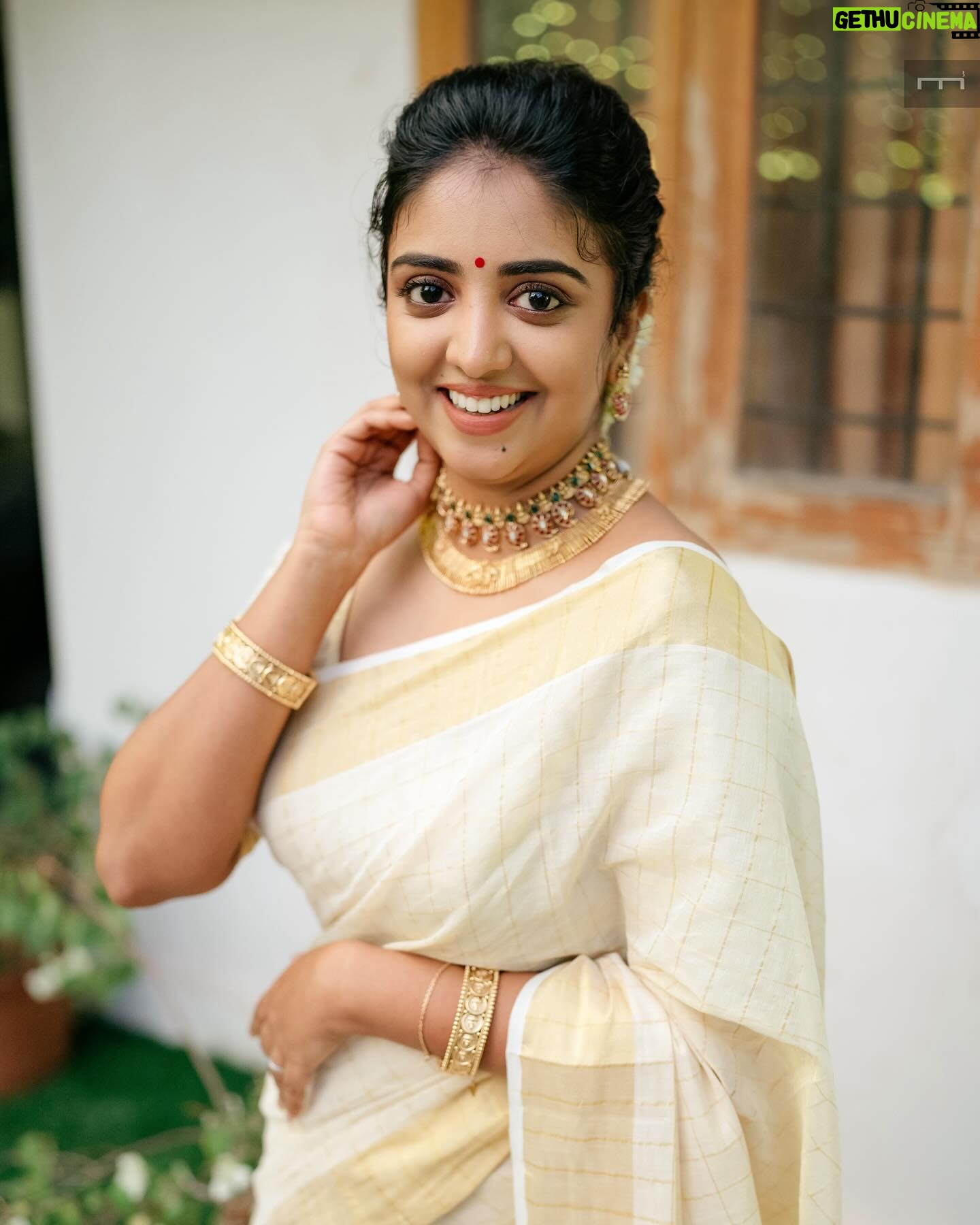 Pearle Maaney Instagram - Shradha’s Madhuramveppu function pics are here 🥰 ☺️ growing up together, and it feels beautiful to see each one grow and take new steps in life ❤️ we will always be there for each other 🥰 . PS : And would you believe me if I said I did her hair a make up? Well yea! . Click @magicmotionmedia . Styling @sabarinathk_ . Saree : @kanchivaram.in . Jewellery : @mayoorajewelerydesigns . Hair and make up for Shradha : Me 😎 (thinking of taking this up as a side hustle- what say guys?) Make up for me : I dint get time to do mine 😂 so that’s how dedicated I am as a make up artist you see 🤪🤪