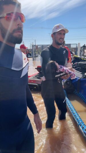 Pedro Scooby Instagram - O Brasil está unido em uma só causa! Os surfistas @PedroScooby e @LucasChumbo se juntaram à linha de frente dos resgates das vítimas da enchente no Rio Grande do Sul. Os dois atletas mostraram que sua coragem e solidariedade vão além do mundo do surf. Estão aqui empenhados a salvar vidas e oferecer apoio às comunidades afetadas. 

Esse gesto generoso ressalta a capacidade de mobilização e ajuda mútua que caracteriza a essência e garra do povo brasileiro.

Apoie o @InstitutoCulturalFloresta você também! 

📍 PIX para ações emergenciais:
27.631.481/0001-90

📍 Para doações em grandes volumes entre em contato com @InstitutoCulturalFloresta

📍 Doe alimentos, cestas básicas, cobertores e colchões através do @BancoAlimentosPortoAlegre