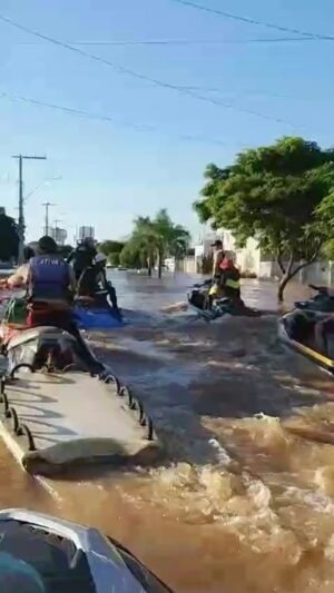 Pedro Scooby Instagram - Agradecer a todos que estão ajudando o Rio Grande do Sul. Hoje foi mais um dia difícil mas com sentimento de missão cumprida. Agradecer ao @cbmrsoficial que nos auxiliou no reconhecimento de área. Muito obrigado a cada um dos envolvidos, juntos somos um só time.