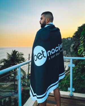 Pedro Scooby Instagram - Mix de sentimentos. 

Triste em ver tudo isso mas com o coração mais leve de estar aqui e de poder estar fazendo minha parte. 

Ajudem o Rio Grande do Sul, existem alguns meios de colaborar, faça sua parte como possível 🙏🏼🖤

Estou movimentando como posso uma ação em Saquarema, cidade que fui nascido e criado, mais infos no meus stories e no do próximo post 👈🏼 >>> Tudo que for arrecadado será levado para base da FAB no Galeão na sexta-feira de manhã.