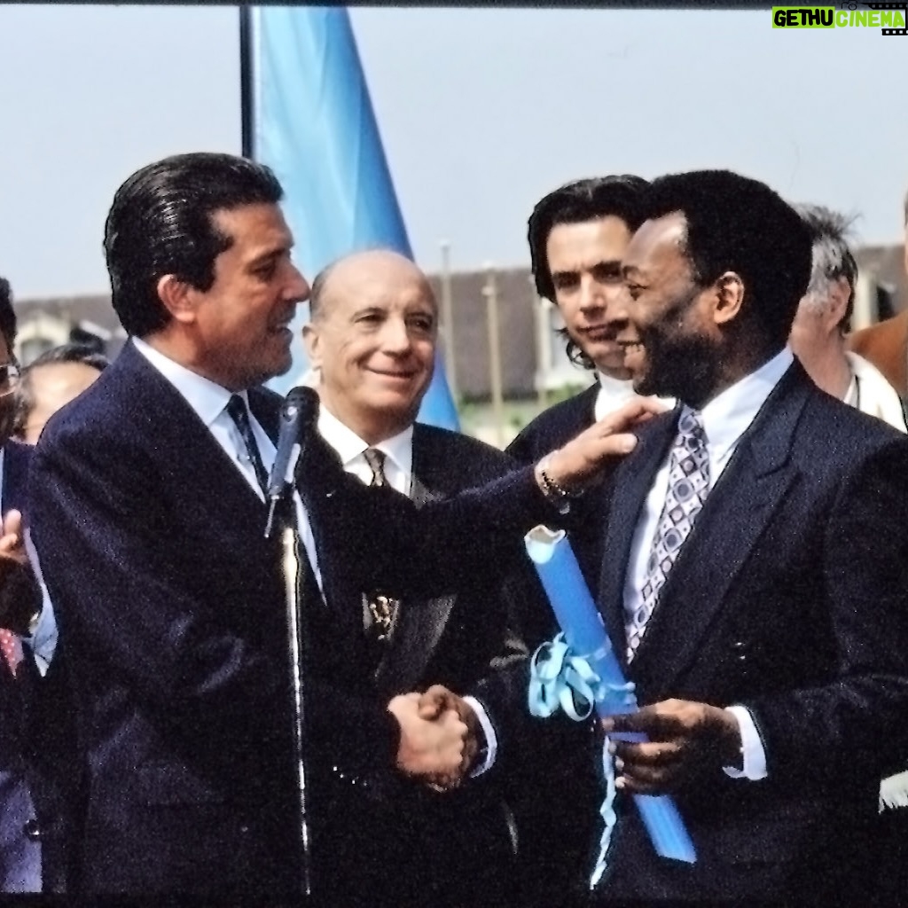 Pelé Instagram - Neste mês, há 30 anos, Pelé foi nomeado Campeão do Esporte da UNESCO. A homenagem aconteceu em Abril de 1994, devido ao seu notável compromisso em promover o esporte e ajudar crianças desfavorecidas. Em 1999, foi eleito “Atleta do Século” pelo Comitê Olímpico Internacional e “Jogador Mundial do Século” pela Federação Internacional de História e Estatística do Futebol (IFFHS). Representando a UNESCO, Pelé visitou vários países como México, Guatemala, Colômbia e muitos outros. Através da linguagem comum do futebol, participou na promoção do esporte como instrumento de paz e integração. . 30 years ago, Pelé was named UNESCO Champion for Sport. The honor took place in April 1994, due to his notable commitment to promoting sport and helping disadvantaged children. In 1999, he was named “Athlete of the Century” by the International Olympic Committee and “World Player of the Century” by the International Federation of Football History and Statistics (IFFHS). Representing UNESCO, Pelé visited several countries such as Mexico, Guatemala, Colombia and many others. Through the common language of football, he participated in promoting sport as an instrument of peace and integration.