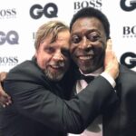 Pelé Instagram – No #maythe4th, desejamos que a força esteja com todos vocês e resgatamos uma foto do Rei com a lenda Mark Hamill, nosso eterno Luke Skywalker! 
.

On #MayThe4th, we wish for the Force to be with everyone! We’ve also found a photo of the King alongside the legendary Mark Hamill, forever our Luke Skywalker!