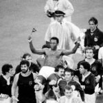 Pelé Instagram – Pelé tinha muito orgulho de difundir o futebol nos Estados Unidos. Unir as nações em prol do esporte foi sua luta, mesmo depois da aposentadoria. Ele viajou por muitos países combatendo a pobreza e a falta de educação, usando o esporte como uma alternativa para mudar essa lógica. Ele acreditou, por toda a sua vida, que o futebol é capaz de mudar vidas, construir amizades e unir os povos. 
.
Pelé was very proud of spreading football in the United States of America. Uniting nations in favor of sport was his mission, even after retirement. He traveled to many countries fighting poverty and lack of education, using sport as a means to challenge and change the prevailing circumstances. He believed, throughout his life, that football has the power to change lives, build friendships, and unite people.