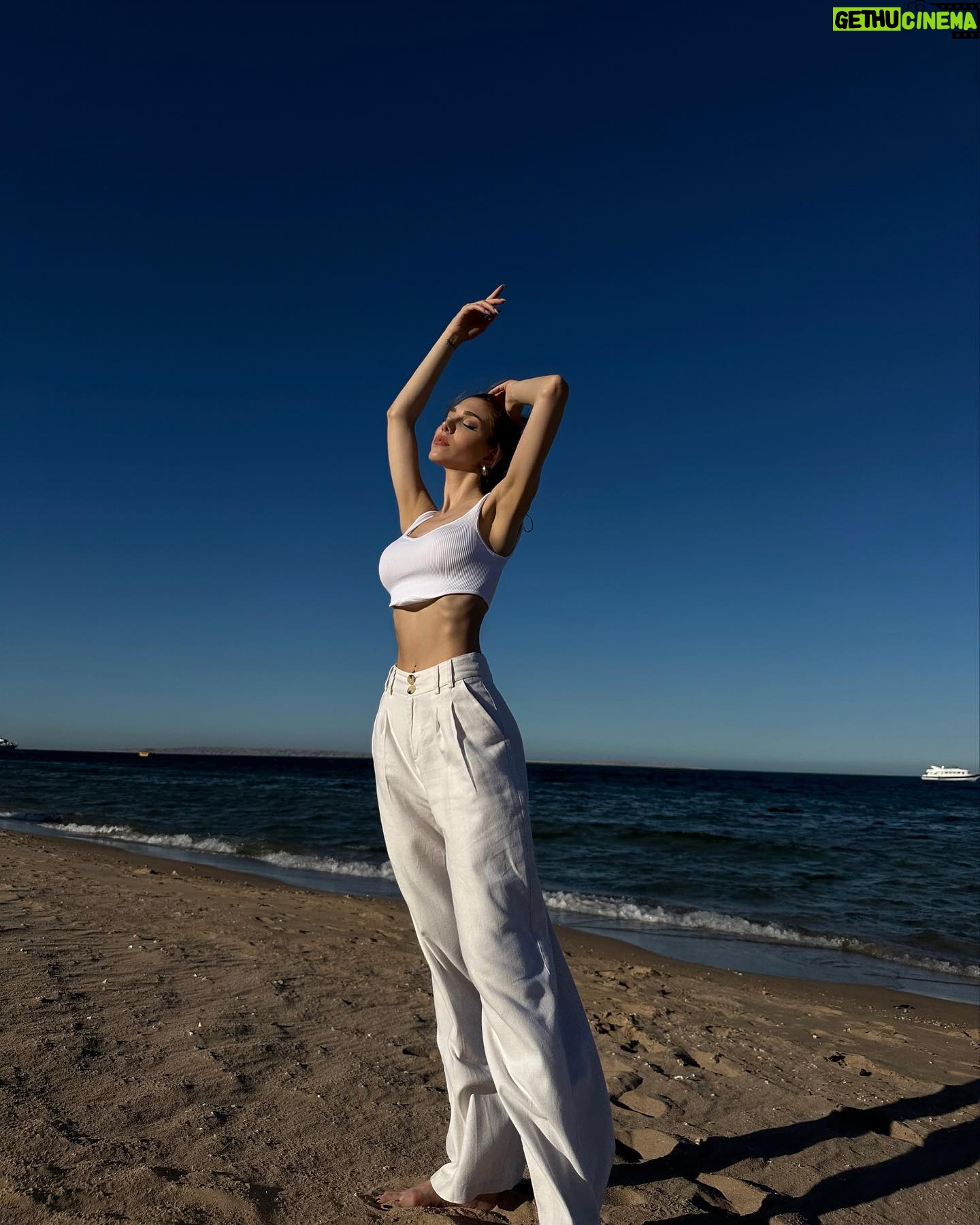 Pelin Uluksar Instagram - Oh, it's just me, myself and I.