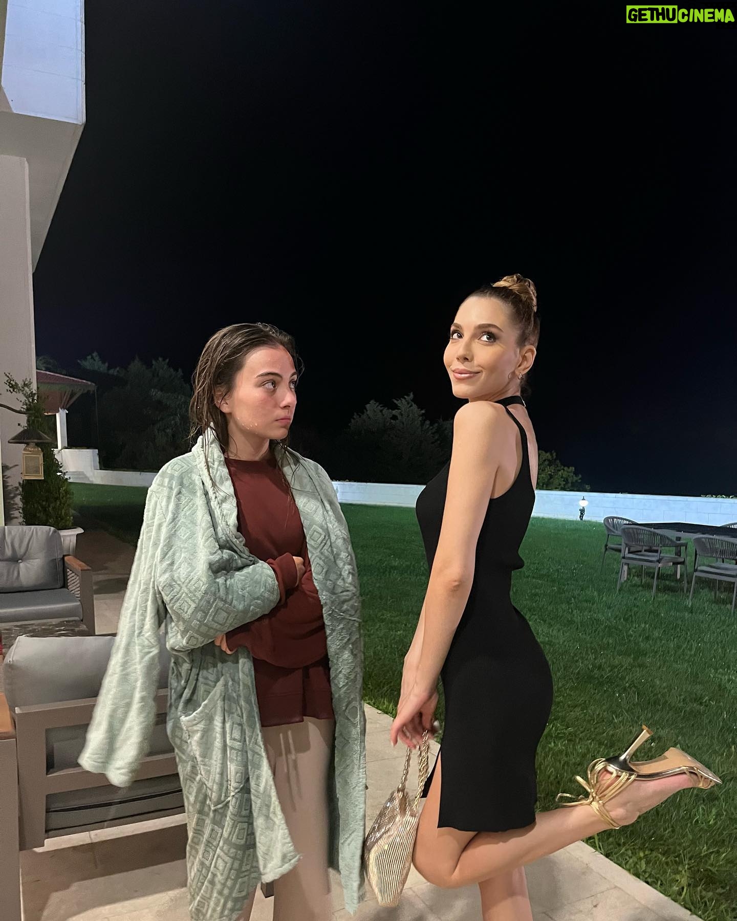 Pelin Uluksar Instagram - BBCS photo dumpyyy dumpp geldi 🤓 @benbucihanatv bu akşam 20:00’de @atvturkiye ‘de! ❤️🔥