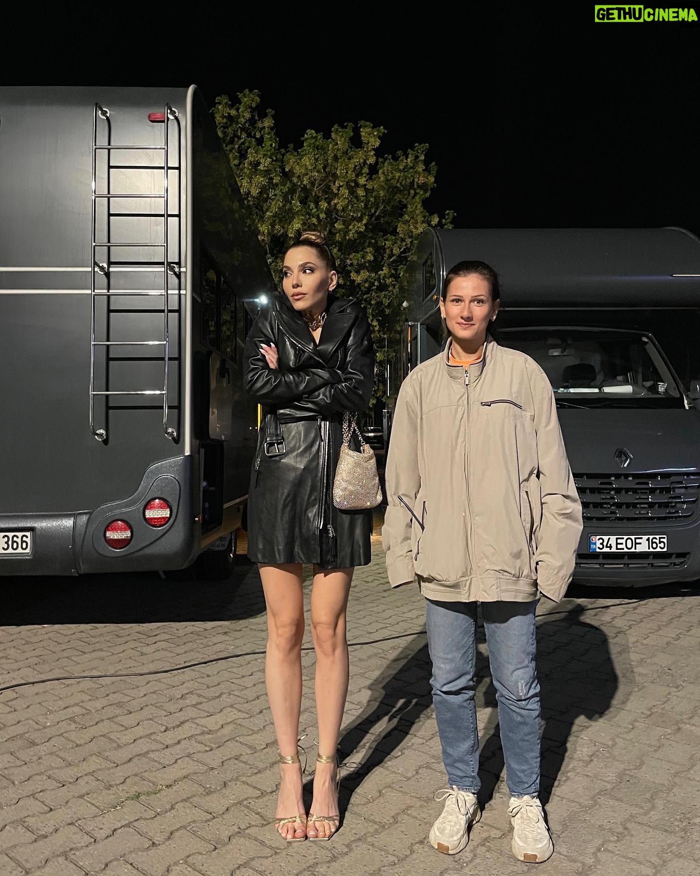 Pelin Uluksar Instagram - BBCS photo dumpyyy dumpp geldi 🤓 @benbucihanatv bu akşam 20:00’de @atvturkiye ‘de! ❤️🔥