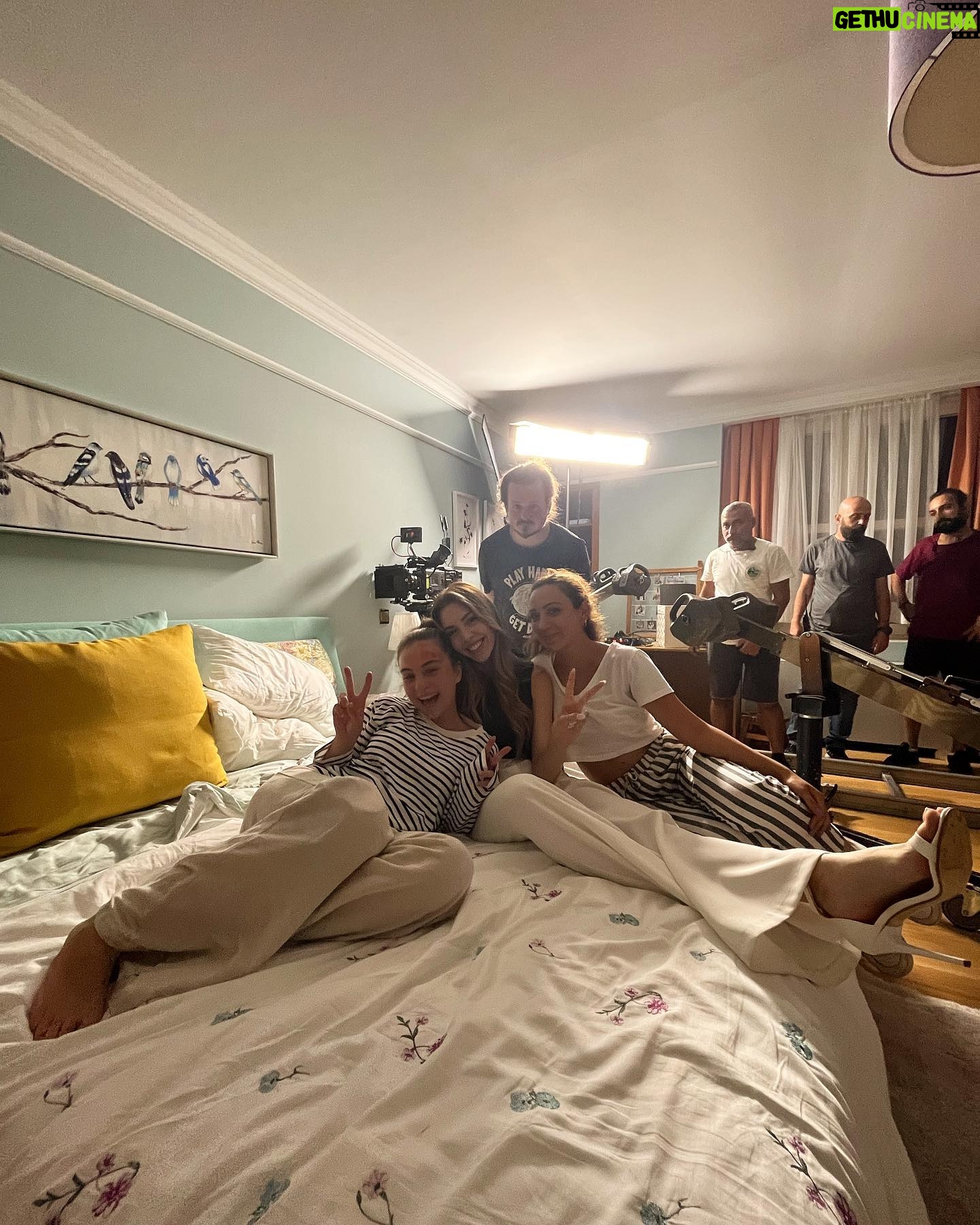 Pelin Uluksar Instagram - BBCS photo dumpyyy dumpp geldi 🤓 @benbucihanatv bu akşam 20:00’de @atvturkiye ‘de! ❤️🔥