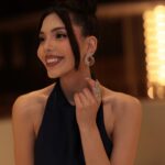 Pelin Uluksar Instagram - Her yerin sarı lacivert olduğu bir geceydi. 💙💛 Emeği geçen herkese canıgönülden teşekkür ederim🫶🏼 “Zaferin Rengi” sizlere emanet.. Galada giydiğim elbisem için yeteneklerine hayran olduğum canım ekip @tuvana_buyukcinar @seldasoylemez @nilaytan , yaptığı saç ve makyajla kendimi harika hissetmemi sağlayan @alpkavasoglu , göz kamaştırıcı mücevherlerim için @atillakarat @houra.siena.nezhad ve müthiş fotoğraflarım için @boragokhan ve ayakkabılarım için @melisssezen @derimod hepinize çok teşekkür ederim ♥️ @ufukergin 🫶🏼