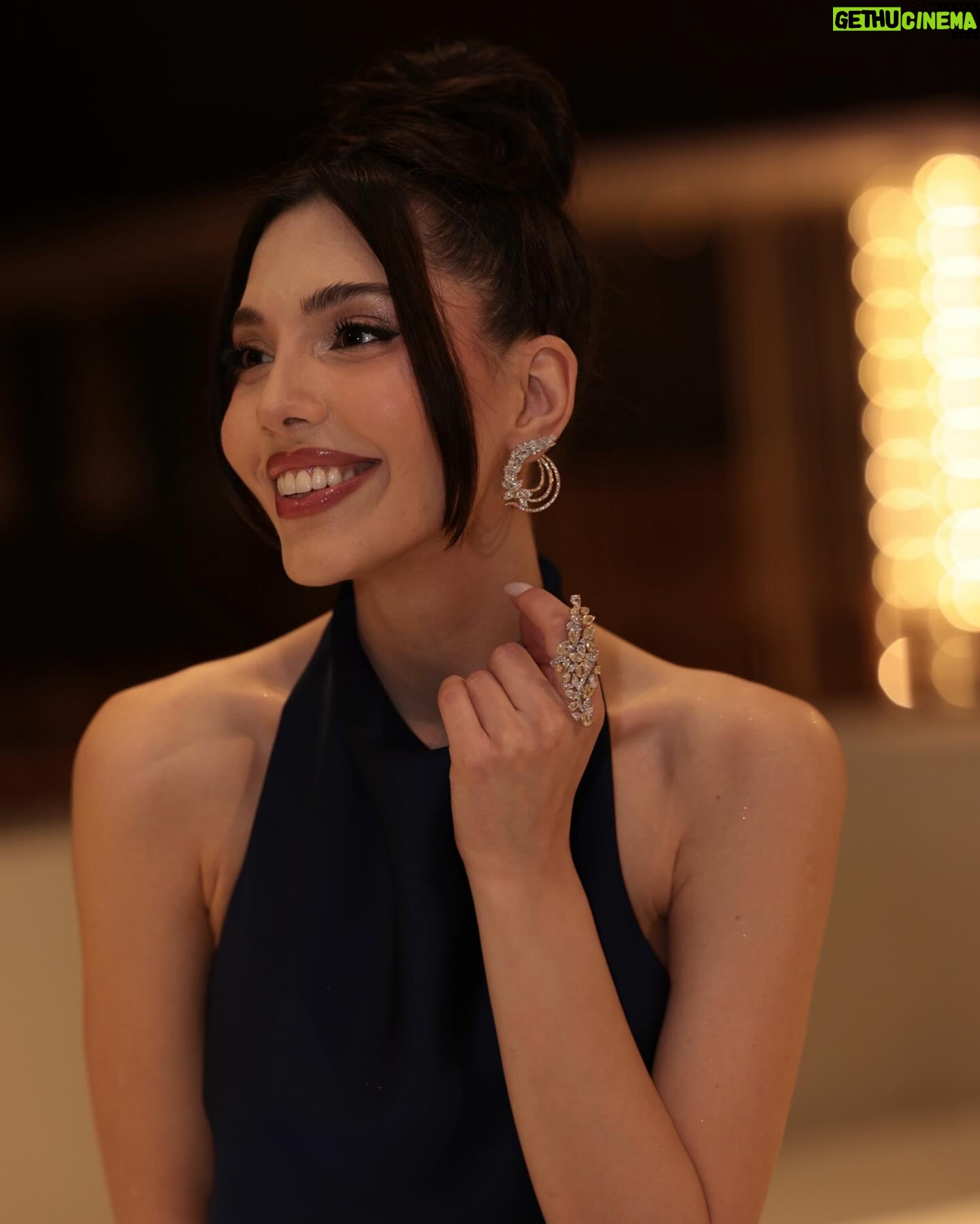 Pelin Uluksar Instagram - Her yerin sarı lacivert olduğu bir geceydi. 💙💛 Emeği geçen herkese canıgönülden teşekkür ederim🫶🏼 “Zaferin Rengi” sizlere emanet.. Galada giydiğim elbisem için yeteneklerine hayran olduğum canım ekip @tuvana_buyukcinar @seldasoylemez @nilaytan , yaptığı saç ve makyajla kendimi harika hissetmemi sağlayan @alpkavasoglu , göz kamaştırıcı mücevherlerim için @atillakarat @houra.siena.nezhad ve müthiş fotoğraflarım için @boragokhan ve ayakkabılarım için @melisssezen @derimod hepinize çok teşekkür ederim ♥️ @ufukergin 🫶🏼